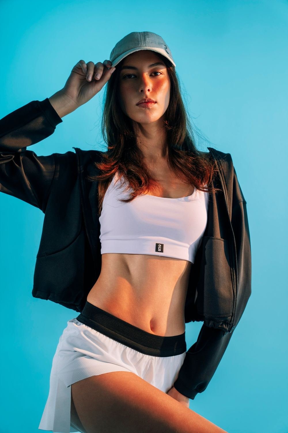 Modelo con gorra y chaqueta 2S