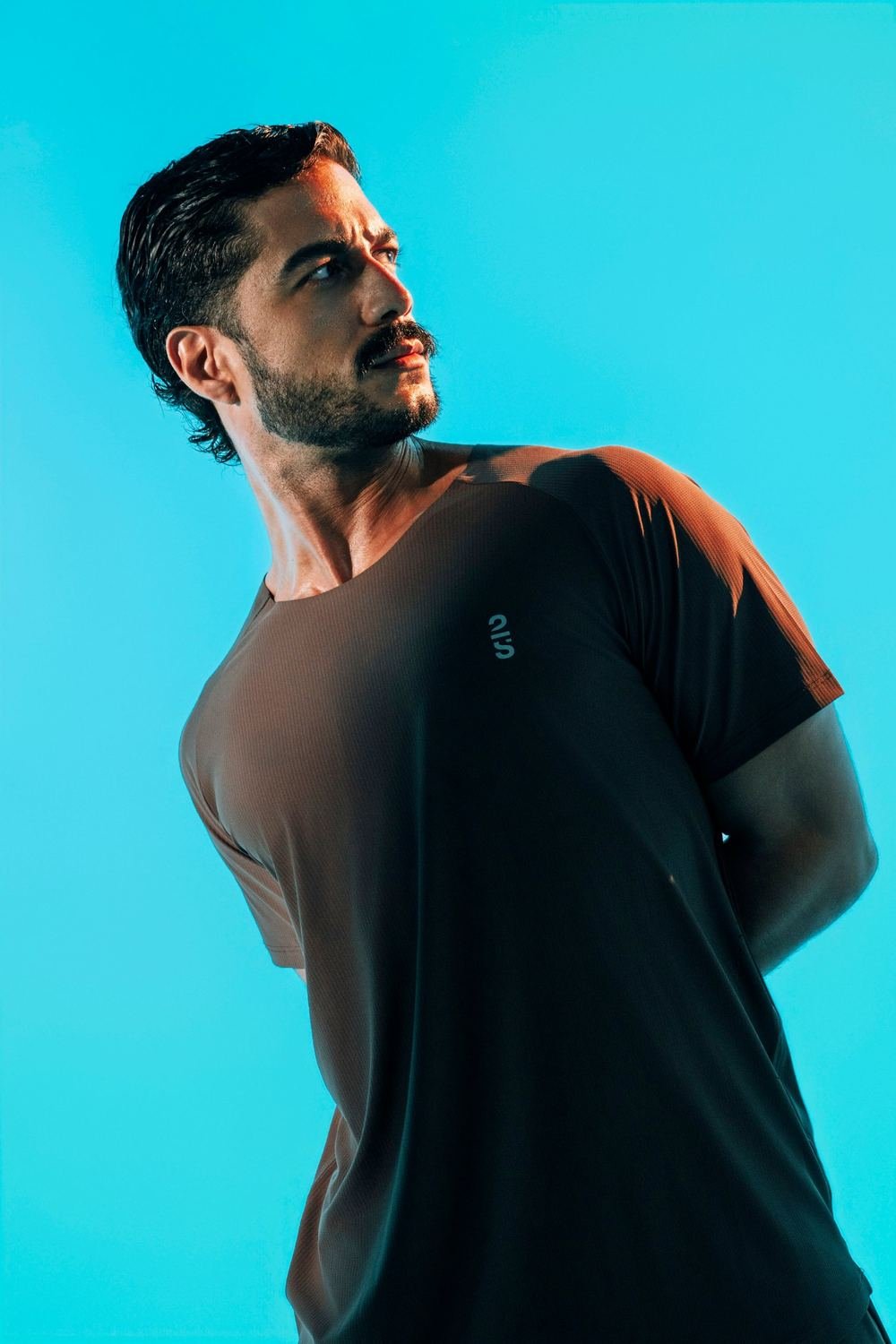 Modelo con camiseta técnica 2S sobre fondo cian