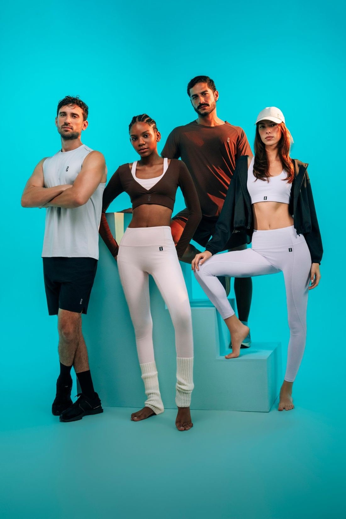 Modelos con leggings y tops 2S sobre fondo cian
